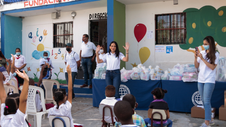 Entrega de juguetes a niños de la Fundación Amor al Prójimo