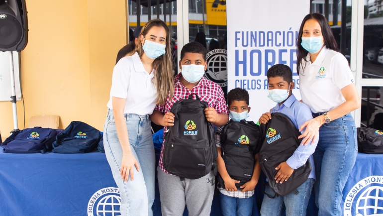 Entrega de mochilas y útiles escolares a niños