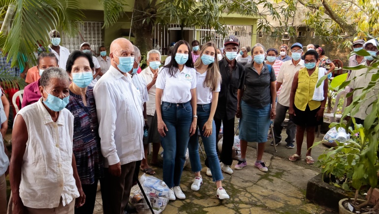 Entrega de alimentos a la Fundación Nacional de Educación y Sociedad