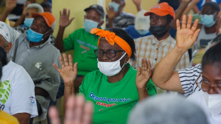 Entrega de alimentos a ancianos de la Junta de Desarrollo en Gualey
