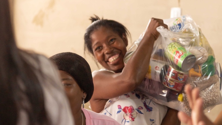 Entrega de alimentos en Palacio del Espíritu Santo