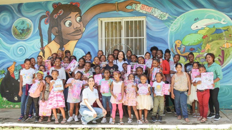 Entrega de juguetes en Fundación Pasitos para Jesús